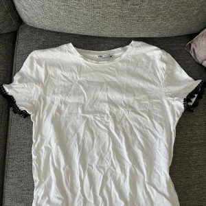 Söt t-shirt från zara - T-shirt med coola detaljer 💗