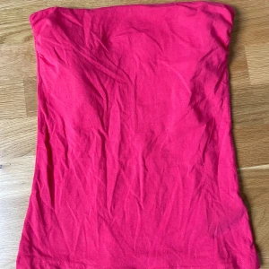 Rosa tubetop  - Gullig rosa tubetop från hm, storlek s och aldrig använd av mig. Skriv om du undrar något💗