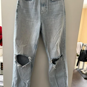 Högmidjade Blåa jeans  - Blåa högmidjade jeans från Gina i storlek 34 behövs tvättas men har inga fläckar eller hål säljs pågrund av att dom inte används  +frakt 