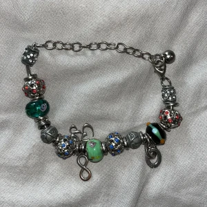 Charm bracelet - Pandora liknande armband med massa ”berlocker” på. Använd köp nu! 