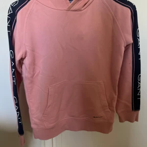 Mjukis byxor med hoodie - Ett rosa GANT sätt, typ aldrig använt då jag fick den när den var lite förstor sedan testa jag den ungefär ett år efter då var den för liten, den tar alltså bara varit i garderoben men hoppas nu att någon är intresserad, ny pris 2 200kr