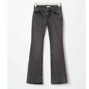 gina tricot jeans  - low waist flare, använt väl fast inget fel på dem. har en liten blå fläck vit fickan men ingenting man tänker på. köptes förra året.
