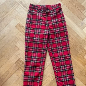 Rutiga byxor  - Coola byxor som inte riktigt är min stil längre, bra skick 