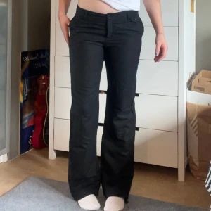 Svarta linnebyxor  - Svarta linnebyxor från mango🫶🏻aningen slitna längst ner men inget som märks av !! Strlk 40 men skulle säga 38😊