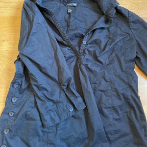 skjorta/blus - Jättefin men lite för liten på mig:/ Köpt secondhand för inte så länge sen så knappt använd💞