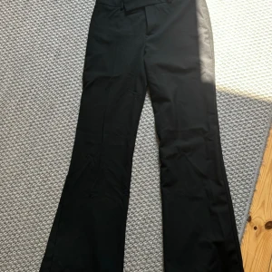 Kostymbyxor  - Jättefina kostymbyxor från zara som aldrig är använda då de är för långa på mig som är 160. Mid/Low waist. Hör av er vid frågor 💕
