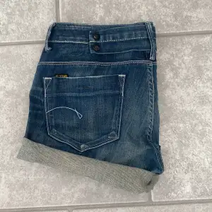 Low waist jeansshorts från G-Star!!!!!!🤩🤩 Mycket bra skick och använt kanske 1 gång.