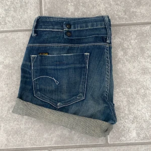 Low waist jeansshorts🤩🤩 - Low waist jeansshorts från G-Star!!!!!!🤩🤩 Mycket bra skick och använt kanske 1 gång.