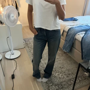 Zara jeans - Bra skick, köpta i våras, inga defekter och knappast använda. Är 170 cm lång  Mått: midja 39cm, innerbenslängd 84cm