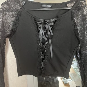 Topp med laces  - Aldrig använd .storlek L men liten i storleken 