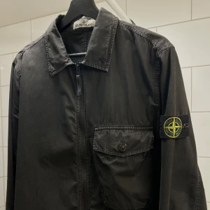 Stone Island Overshirt - Overshirt från Stone Island  Riktigt snygg nu på hösten, passar alltid till något! Köp den till ett bra pris!! Nypris är ca 3200kr