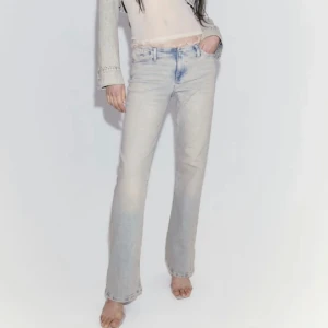 Lågmidjade bootcut jeans - Från H&m, aldrig använda hann bara inte retunera. Strl 38 men passar 36. Skriv vid frågor❤️