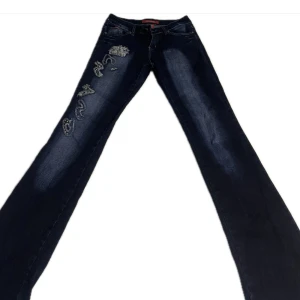 YL collection y2k bootcut/flared jeans  - super snygga jeans med dekoration på framsidan och baksidan⭐️