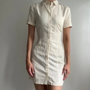 Linne-klänning - Aldrig använt. Beige/vit