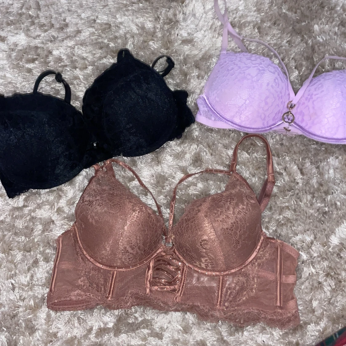 Tre spetsbehåar i olika färger