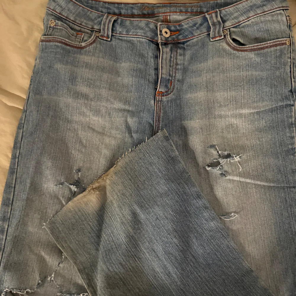 Bootcut jeans, avklippta men passar mig som är 163. Jeans & Byxor.