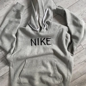 Nike hoodie - Super fräsch Nike hoodie! Storlek M och passar M men kanske lite större i storleken 😊 