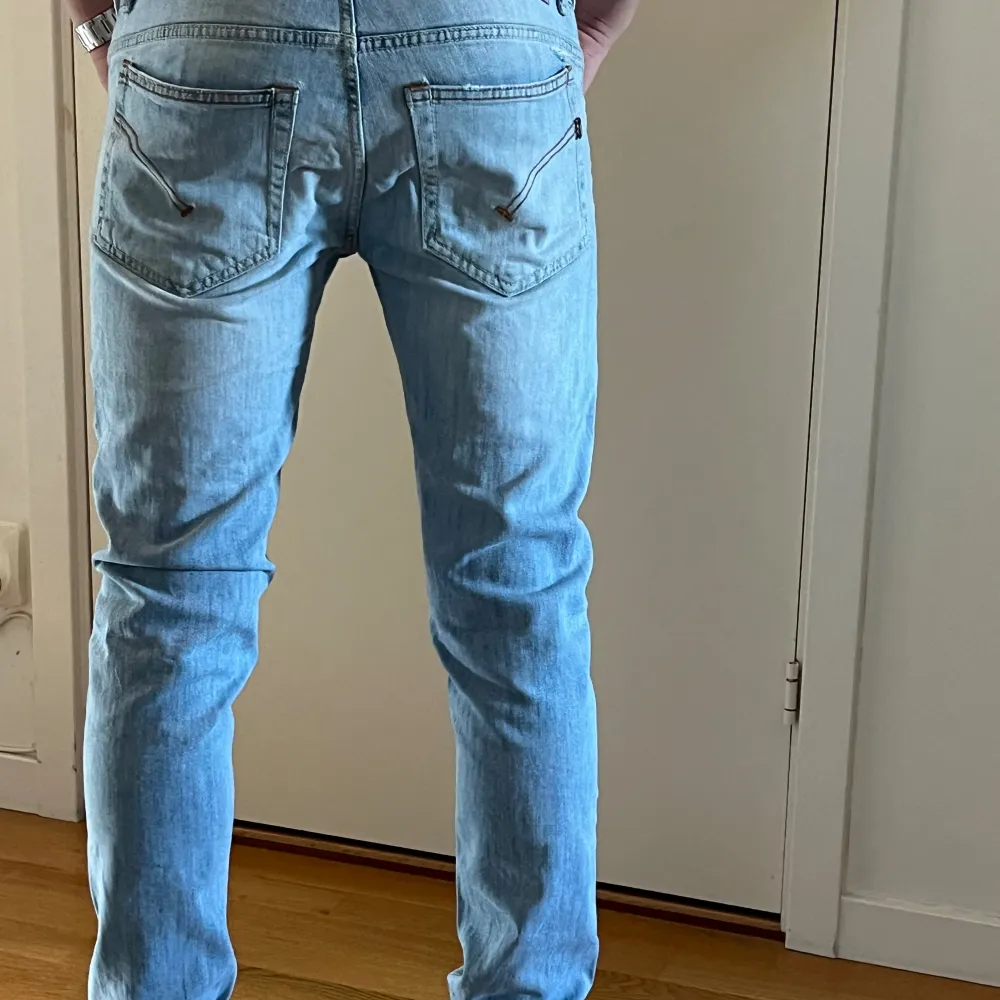 Säljer nu mina Dondup jeans i modellen George då de inte kommer till användning. Passar bäst på någon som är ca 177cm lång. Perfekt till skolstarten. Pris vid snabb affär kan diskuteras, hör av er vid funderingar . Jeans & Byxor.