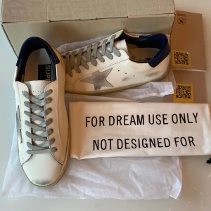 Golden Goose Skor - Tja, säljer dessa helt nya och tvär snygga golden goose, ALDRIG använda! Allt og medföljs, dustbag, påsar till skorna, tags (allt på bild 4’a). Ordinarie pris 6000kr Skriv för frågor och funderingar!!