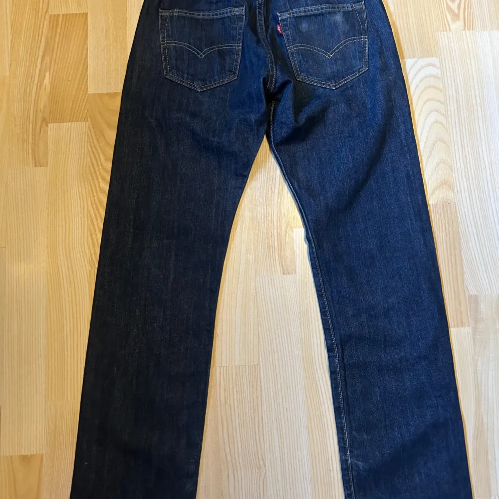 501 W28 L32, jätte fina Levis jeans. Inga skador eller nått, äkta såklart och passar någon som är runt 155-170. Jeans & Byxor.