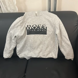 Grå sweatshirt från Hugo Boss - Säljer en snygg och bekväm grå sweatshirt från Hugo Boss. Den har en klassisk design med stor logga på framsidan. Perfekt för en avslappnad stil och passar till alla tillfällen. Tröjan är i bra skick och redo för en ny ägare! köpa för 1300kr mitt pris 650 