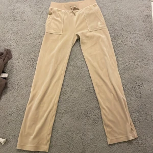 Juicy byxor - Juicy byxor i beige, strl xs, användit några gånger