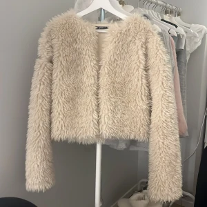 Päls jacka - Säljer denna fina vinter/höst jacka pga att den ej kommer i användning. Aldrig använd, ändast provad💕Hör av er om ni vill ha fler bilder