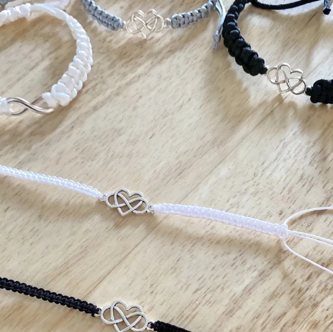 Svart och vitt armband set med silverdetaljer - 90