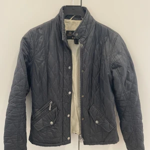 Grå Barbour-jacka  - Superfin jacka från Barbour, inköpt i London för några år sedan strl uk8 så skulle säga xs/s. Sparsamt använd men säljer pga för liten. Pris kan diskuteras🥰köparen står för frakten men jag kan även mötas upp i centrala Linköping.