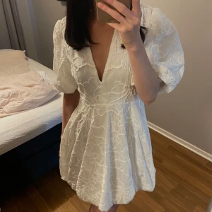 Klänning med puff  - Vit kort klänning från Zara! Storlek xs, helt oanvänd!  ✨Nypris: 699:- 