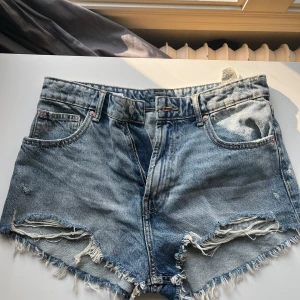 Shorts  - Säljer mina shorts från Zara pga fel modell. Storlek 40. Priset är inklusive frakt.
