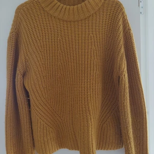 Tröja - Tjock stickad tröja i gul.