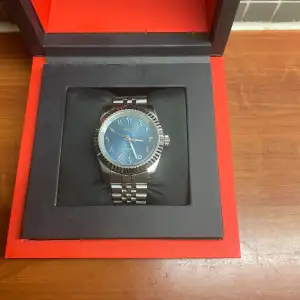 Säljer nu denna helt nya aldrig använda seiko moden. Klockan har nh35 movement och glas bakdel. En box samt skruvmejsel för armbandet kommer med. Hör av dig vid övriga frågor eller intresse 