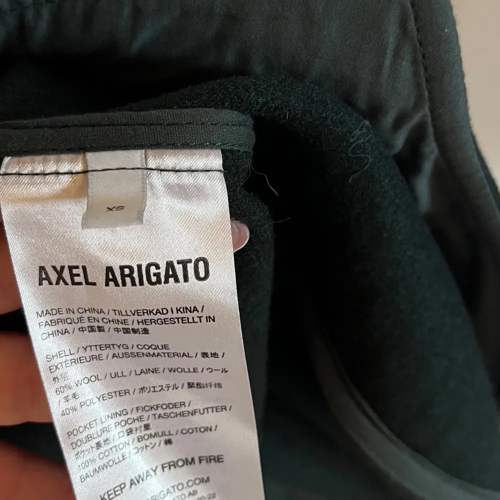 Skjortjacka i ull från Axel Arigato. Storlek XS i herrstorlek. Både snygg och varm! Sparsamt använd, endast använd vid fåtal tillfällen. Den är mörkgrön men är svår att få fram färgen rättvis på bild. 🍂Nyspris 2200kr. Kom med prisförslag! ⛄️. Jackor.