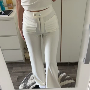 Vita kostymbyxor från bikbok - Jätte fina kostymbyxor från bikbok.