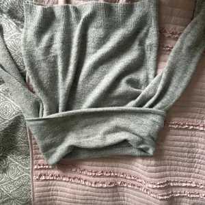Grå stickad off shoulder tröja  - Mysig grå stickad tröja från Divided i storlek S. Köpt secondhand 