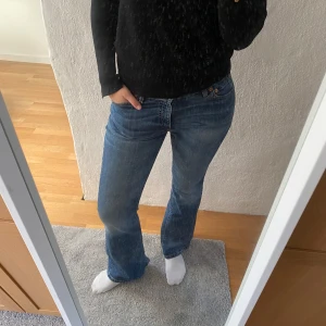 Levis jeans - Flared Levis jeans!!! Tycker inte måtten som står på lappen stämmer, skulle säga att dom passar en S/M