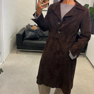 Mocka kappa  - Årets och höstens plagg - Mocka kappan 🤎 En fin favorit men tycker den är lite liten på mig. Jag är 180cm och lite bredaxlad för referens. Väldigt fint skick.  Äkta mocka tillverkad i Sverige ✨