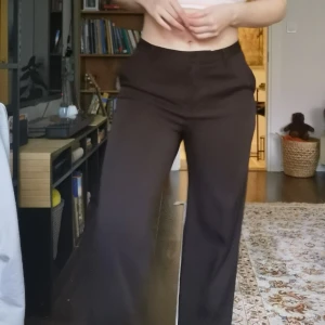 Low waist kostymbyxor  - Säljer mina Paulina trousers från MQ. Super mjuka och bekväma. 