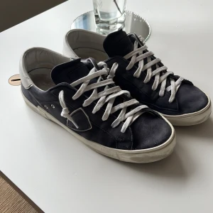Philippe Model Sneakers i blå - Ett par feta Philippe Model sneakers prsx i blå med vita detaljer‼️👞✅ | Skorna är i fint skick💯| Kommer med originalkartong📦|  Inga märkbara defekter👍 | Kommer med en Philippe Model tag och extra mörkblåa oanvända skosnören✅| Ny pris 4000kr | Hör av dig vid frågor eller funderingar🤙✌️👞‼️