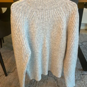 Ny stickad tröja  - Oanvänd grå stickad tröja. Säljer då den inte används💕