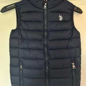 Väst från U.S Polo ASSN. - Marinblå väst från U.S Polo ASSN. Storlek 8-9 år (liten i storleken)