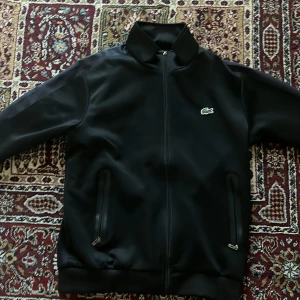 Lacoste kofta  - Väldigt ny har inte använt säljer pga att den är för liten kan fraktas 