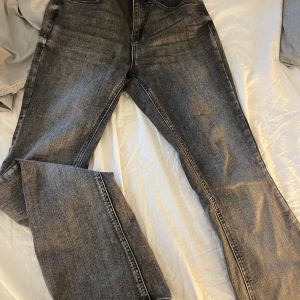 Snygga bootcut jeans  - Säljer dessa snygga gråa då de inte kommer till anvöndning