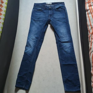 Dressman slim fit jeans - Jeansen fungerar perfekt till vilken outfit som helst behövs bara strykjärn. 