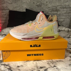 Basketboll skor - Säljer mina basketskor, spelar inte vasket men det är väldigt sköna och perfekt att spela med.