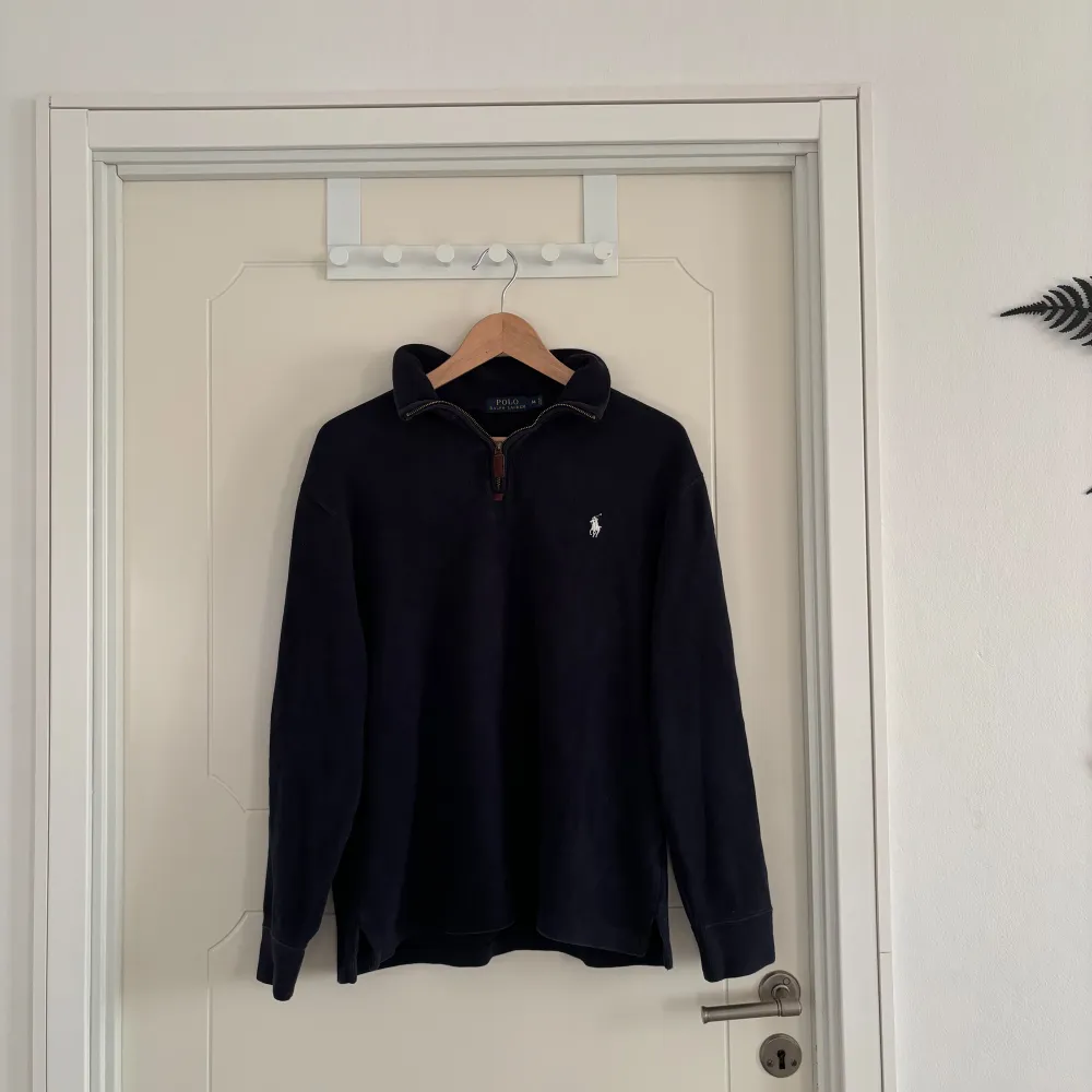 Elegant Ralph lauren half zip i storlek M herr/unisex. Tröjan är utan defekter.  Passar S-M  Nypris: 1800 kr   Skriv gärna vid eventuella funderingar😀 Fraktas inom 24 timmar🚚📦  Mått:  Längd: 68 cm  Bröst: 58 cm Axelbred: 48 cm . Hoodies.