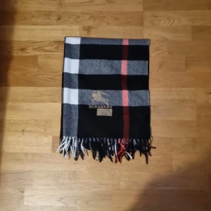 Bruberry Halsduk - Säljer nu min stilrena burberry halsduk i skicket 7/10. Använd förra året. En ganska gammal model och är ganska lång. Givetvis äkta och bara att hör av sig vid frågor! Pris kan diskuteras.