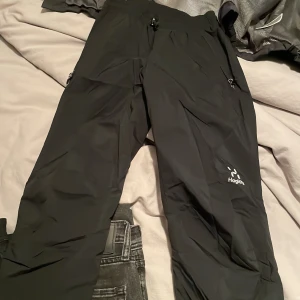 Haglöfs goretex byxor - Passar xs man men är storlek xs i kvinno Finns 2 st fläckar som man inte märker 