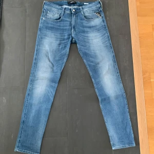 Replay anbass - Hej! Säljer mina replays för att de var för små när jag fick hem dem. De är nästan som nya och har enbart väldigt små defekter på bakre fickorna som knappast  syns. Hör av er vid frågor